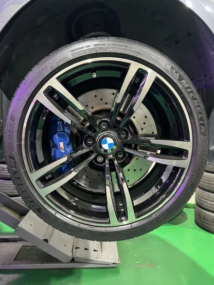 대구 휠복원 대구 휠도색 대구 자동차 휠수리 잘하는 곳 휠플레이 타이어 전문[BMW M4 순정 19인치 다이아몬드커팅 휠복원 작업입니다.] / 대구 서구 평리동