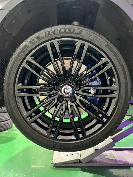 대구 휠복원 대구 휠도색 대구 자동차 휠수리 잘하는 곳 휠플레이 타이어 전문[BMW 5시리즈 순정 19인치 블랙펄유광 휠도색 작업입니다.] / 대구 서구 평리동