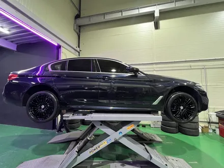 대구 휠복원 대구 휠도색 대구 자동차 휠수리 잘하는 곳 휠플레이 타이어 전문[BMW 5시리즈 순정 19인치 블랙펄유광 휠도색 작업입니다.] / 대구 서구 평리동