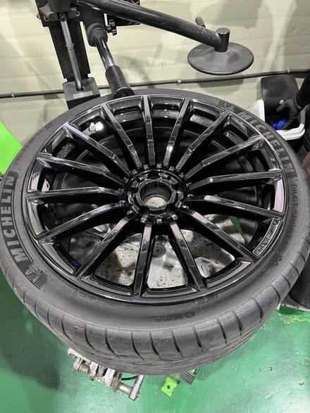 대구 휠복원 대구 휠도색 대구 자동차 휠수리 잘하는 곳 휠플레이 타이어 전문[벤츠 AMG GT43 순정 20인치 블랙펄유광 휠도색 작업입니다.] / 대구 서구 평리동