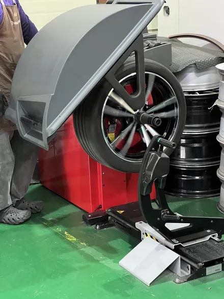 대구 휠복원 대구 휠도색 대구 자동차 휠수리 잘하는 곳 휠플레이 타이어 전문[BMW 320 투어링 순정 19인치 다이아몬드커팅 휠복원 작업입니다.] / 대구 서구 평리동