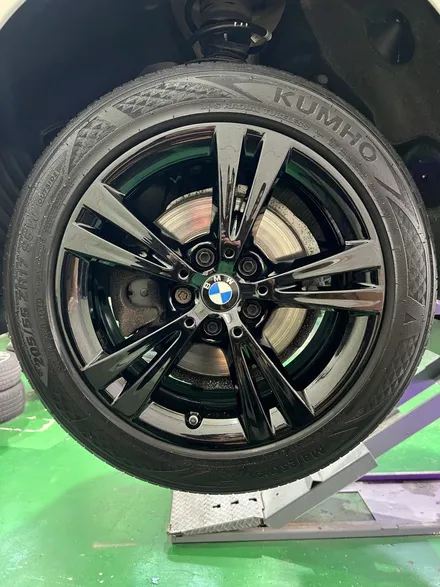 대구 휠복원 대구 휠도색 대구 자동차 휠수리 잘하는 곳 휠플레이 타이어 전문[BMW 2시리즈 액티브 투어러 순정 17인치 블랙펄유광 휠도색 작업입니다.] / 대구 서구 평리동