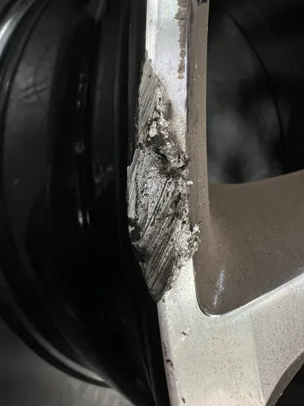 대구 휠복원 대구 휠도색 대구 자동차 휠수리 잘하는 곳 휠플레이 타이어 전문[벤츠 E클래스 순정 18인치 다이아몬드 커팅 휠복원 작업입니다.] / 대구 서구 평리동