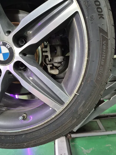 대구 휠복원 대구 휠도색 대구 자동차 휠수리 잘하는 곳 휠플레이 타이어 전문[BMW 1시리즈 순정 17인치 블랙펄유광 휠도색 작업입니다.] / 대구 서구 평리동