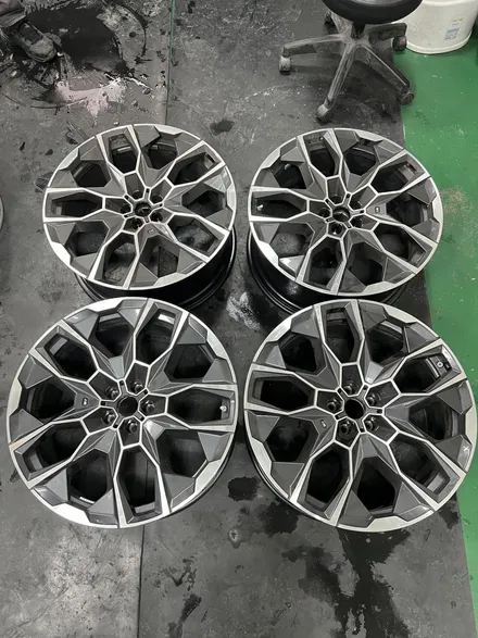 대구 휠복원 대구 휠도색 대구 자동차 휠수리 잘하는 곳 휠플레이 타이어 전문[BMW X7 순정 22인치 블랙유광 휠도색 작업입니다.] / 대구 서구 평리동