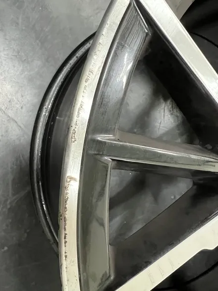 대구 휠복원 대구 휠도색 대구 자동차 휠수리 잘하는 곳 휠플레이 타이어 전문[BMW 5시리즈 순정 19인치 블랙펄유광 휠도색 작업입니다.] / 대구 서구 평리동