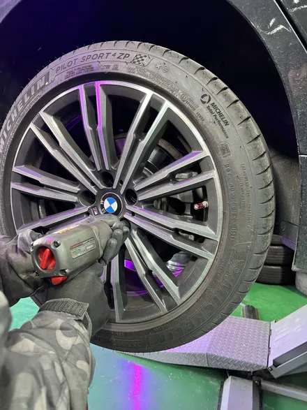 대구 휠복원 대구 휠도색 대구 자동차 휠수리 잘하는 곳 휠플레이[BMW 3시리즈 순정 18인치 블랙펄유광 휠도색 작업입니다.] / 대구 서구 평리동