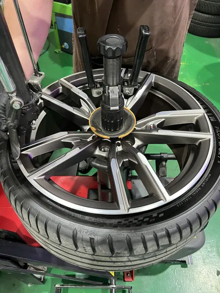 대구 휠복원 대구 휠도색 대구 자동차 휠수리 잘하는 곳 휠플레이 타이어 전문[BMW 440 순정 19인치 블랙펄유광 휠도색 작업입니다.] / 대구 서구 평리동