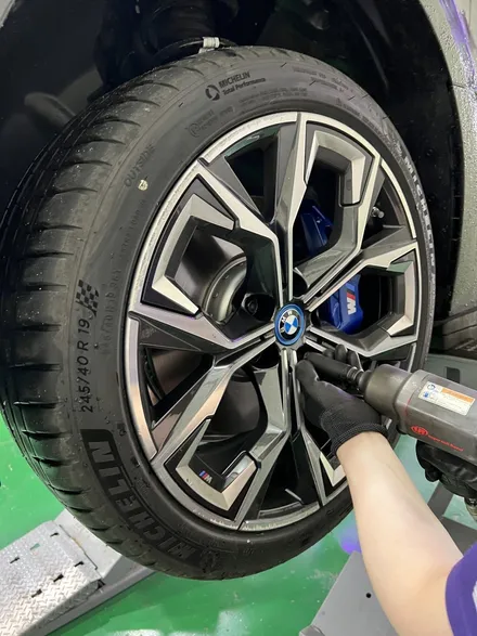 대구 휠복원 대구 휠도색 대구 자동차 휠수리 잘하는 곳 휠플레이 타이어 전문[BMW i4 순정 20인치 다이아몬드커팅 휠복원 작업입니다.] / 대구 서구 평리동