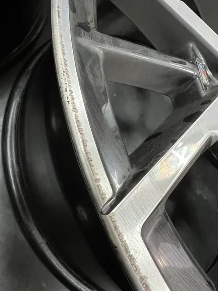 대구 휠복원 대구 휠도색 대구 자동차 휠수리 잘하는 곳 휠플레이 타이어 전문[BMW 5시리즈 순정 19인치 블랙펄유광 휠도색 작업입니다.] / 대구 서구 평리동