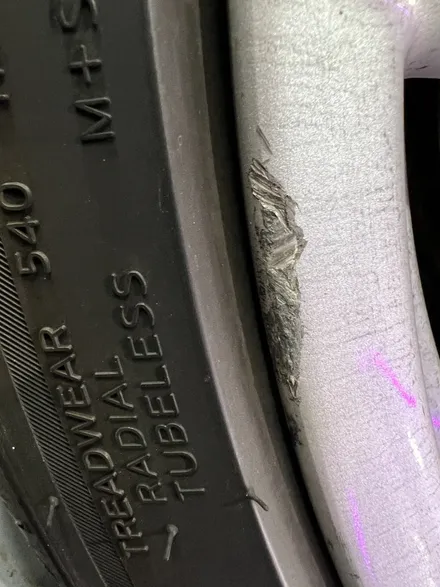 대구 휠복원 대구 휠도색 대구 자동차 휠수리 잘하는 곳 휠플레이 타이어 전문[BMW 6시리즈 순정 20인치 휠복원 작업입니다.] / 대구 서구 평리동