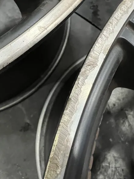 대구 휠복원 대구 휠도색 대구 자동차 휠수리 잘하는 곳 휠플레이 타이어 전문[벤츠 E 클래스 순정 18인치 블랙펄 유광 휠도색 작업입니다.] / 대구 서구 평리동