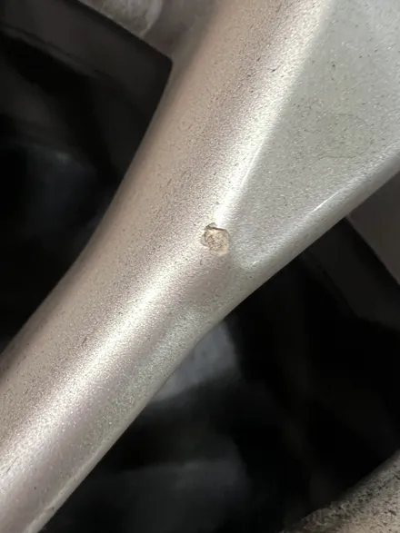 대구 휠복원 대구 휠도색 대구 자동차 휠수리 잘하는 곳 휠플레이 타이어 전문[BMW 5시리즈 순정 18인치 블랙유광 휠도색 작업입니다.] / 대구 서구 평리동