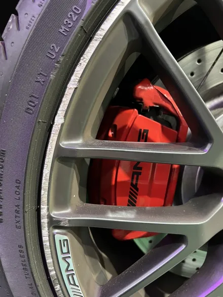 대구 휠복원 대구 휠도색 대구 휠수리 타이어 전문 휠플레이[벤츠 C63 AMG 순정 19인치 블랙반무광 휠도색 작업입니다.] / 대구 서구 평리동