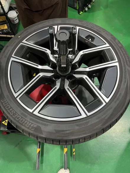 대구 휠복원 대구 휠도색 대구 휠수리 타이어 전문 휠플레이[BMW 7시리즈 순정 20인치 블랙유광 휠도색 작업입니다.] / 대구 서구 평리동