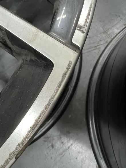 대구 휠복원 대구 휠도색 대구 자동차 휠수리 잘하는 곳 휠플레이 타이어 전문[BMW 5시리즈 순정 19인치 블랙펄유광 휠도색 작업입니다.] / 대구 서구 평리동