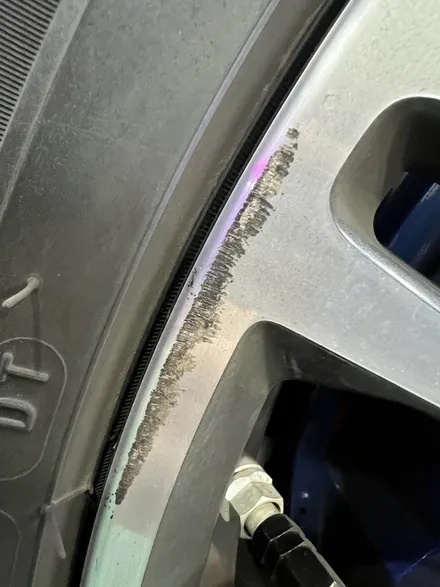 대구 휠복원 대구 휠도색 대구 자동차 휠수리 잘하는 곳 휠플레이 타이어 전문[BMW 5시리즈 순정 19인치 블랙펄유광 휠도색 작업입니다.] / 대구 서구 평리동