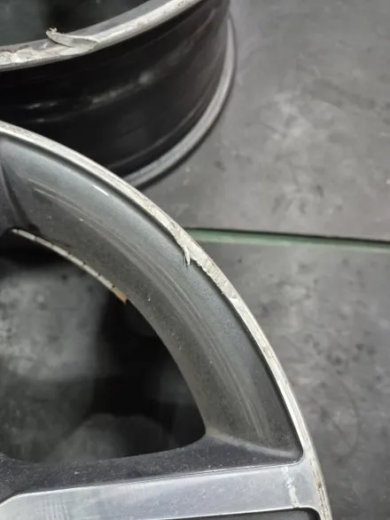 대구 휠복원 대구 휠도색 대구 자동차 휠수리 잘하는 곳 휠플레이 타이어 전문[BMW 1시리즈 순정 17인치 블랙펄유광 휠도색 작업입니다.] / 대구 서구 평리동