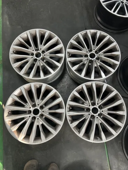 대구 휠복원 대구 휠도색 대구 자동차 휠수리 잘하는 곳 휠플레이 타이어 전문[BMW 5시리즈 순정 18인치 블랙유광 휠도색 작업입니다.] / 대구 서구 평리동