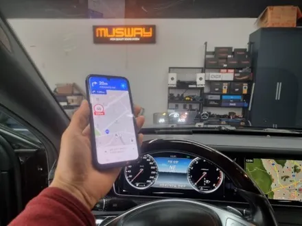 부산 굿사운드 벤츠 S500 hud W222 전기형 티맵 연동하여 길안내 받아보세요 무선안드로이드오토 무선카플레이 진행도 도와드리고있어요 / 부산 연제구