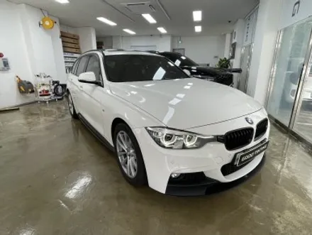 우글거리는 필름 제거하고 쾌적한 후방시야 확보 - BMW 320d 투어링(F31) 썬팅 재시공, 솔라가드프리미엄 퀀텀 / 고양 덕양구 원흥동