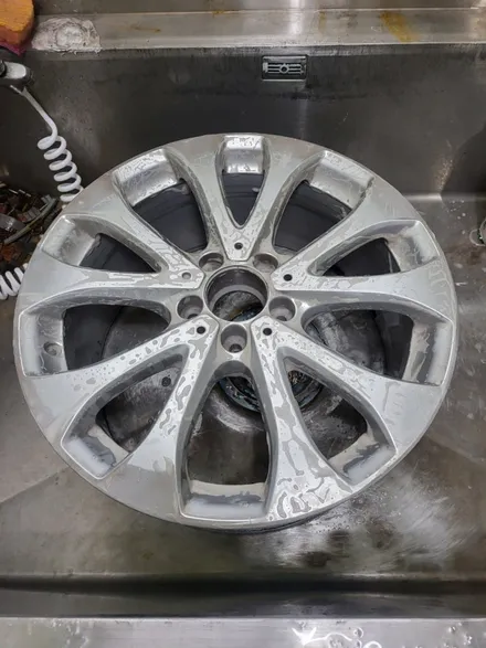 BENZ 벤츠 E300 18인치 휠복원기 (경기광주 휠복원 휠수리 휠도장 휠도색 휠용접 실버) / 경기광주 장지동