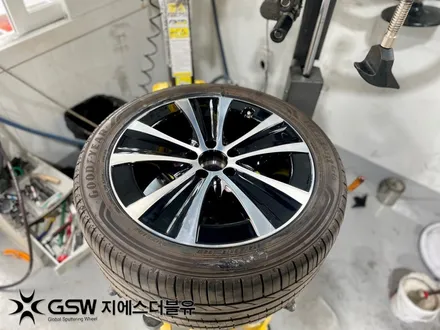 수원 벤츠 휠복원 E300 18인치 휠 스크래치로 인한 다이아컷팅 휠복원 / 성남시 시흥동