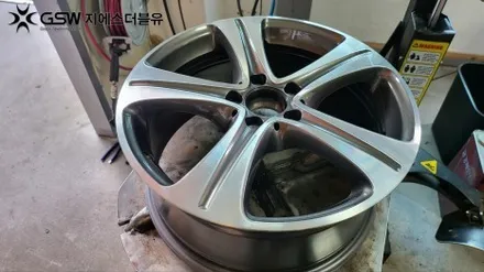 판교 휠복원 벤츠 E220D 18인치휠 다이아컷팅 작업 / 성남시 시흥동