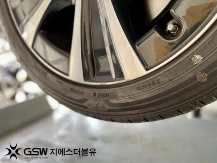 수원 벤츠 휠복원 E300 18인치 휠 스크래치로 인한 다이아컷팅 휠복원 / 성남시 시흥동