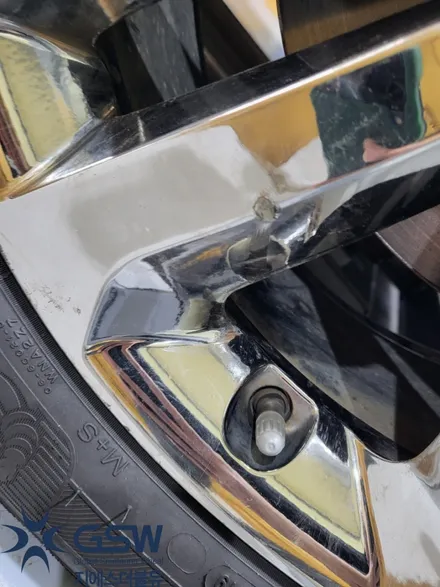 기아 카니발 19인치 휠복원 상처가 심한 휠 화이트크롬 휠도색작업 지에스더블유 수원점 수원휠복원 / 성남시 시흥동