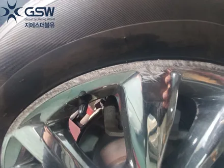 기아 카니발 19인치 연석에 상처로 인한 휠복원 화이트 크롬 휠도색 지에스더블유 / 광주 서구 매월동