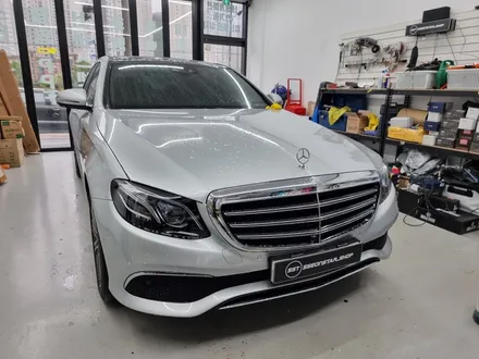 구리 남양주 벤츠 E300 전체랩핑 사틴화이트 알루미늄 원톤랩핑 + 크롬딜리트 시공! / 동일색상처럼 보여도 이미지가 전혀 달라지는 변신법 / 경기 포천