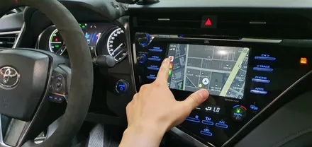 토요타 2018년형 캠리 하이브리드 순정형 애플 무선 카플레이(Carplay) / 안드로이드 오토(유선) 지원 K-play 설치 매립 시공 장착기