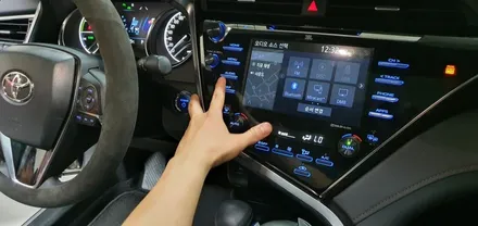토요타 2018년형 캠리 하이브리드 순정형 애플 무선 카플레이(Carplay) / 안드로이드 오토(유선) 지원 K-play 설치 매립 시공 장착기