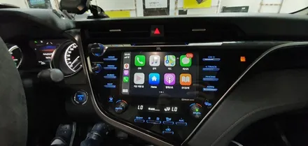 토요타 2018년형 캠리 하이브리드 순정형 애플 무선 카플레이(Carplay) / 안드로이드 오토(유선) 지원 K-play 설치 매립 시공 장착기