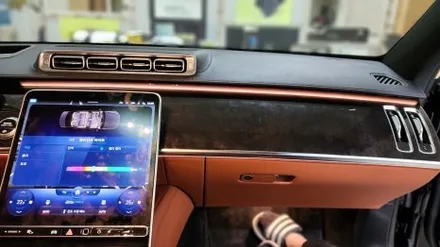 벤츠 순정엠비언트를 더욱 BENZ 하게 W206 C300 순정형부메스터4D전동트위터 입니다