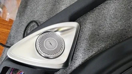 BENZ 벤츠 W206 전동부메스터 스피커 입니다