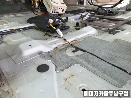 카니발 바닥 시공부터 가죽시트 시공까지 완벽하게