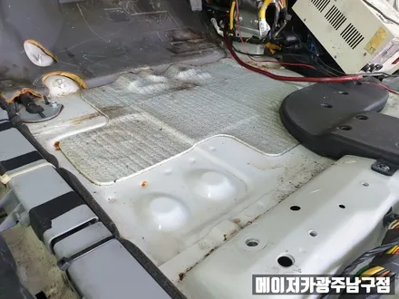 카니발 바닥 시공부터 가죽시트 시공까지 완벽하게