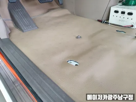 카니발 바닥 시공부터 가죽시트 시공까지 완벽하게