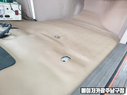카니발 바닥 시공부터 가죽시트 시공까지 완벽하게
