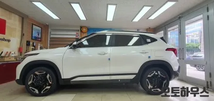 셀토스 레인보우 V90 열차단썬팅 시공 작업