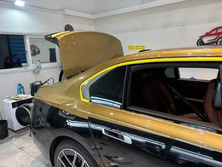 원주랩핑/덕스게러지 BMW I7 샴페인골드 투톤랩핑 / 원주시 행구동