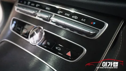 벤츠 E클래스 E220D 하이그로시 스크레치&지문자국을 없애다!3M1080 블랙브러쉬 실내랩핑 [김포랩핑][인천랩핑][일산랩핑][실내랩핑] 김포이가랩에서 !!! / 경기 김포 통진