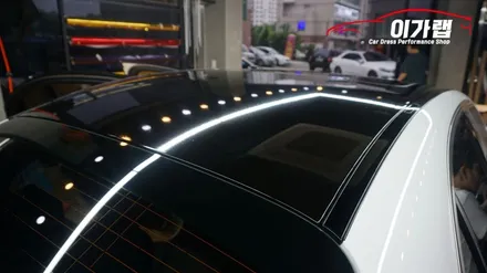 벤츠 C클래스 C220 루프스킨 에이버리블랙유광!! 화이트&블랙 의조합! 카본 스포일러 장착까지! 김포이가랩에서 ~ [김포랩핑][인천랩핑][일산랩핑][김포카스킨] / 경기 김포 통진