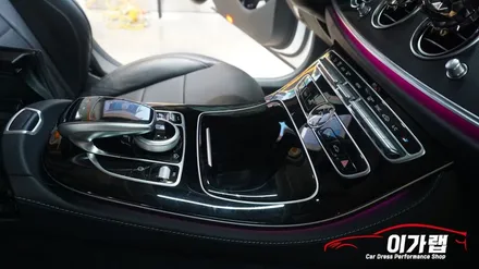 벤츠 E클래스 E220D 하이그로시 스크레치&지문자국을 없애다!3M1080 블랙브러쉬 실내랩핑 [김포랩핑][인천랩핑][일산랩핑][실내랩핑] 김포이가랩에서 !!! / 경기 김포 통진