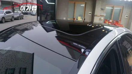 벤츠 C클래스 C220 루프스킨 에이버리블랙유광!! 화이트&블랙 의조합! 카본 스포일러 장착까지! 김포이가랩에서 ~ [김포랩핑][인천랩핑][일산랩핑][김포카스킨] / 경기 김포 통진