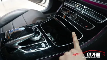 벤츠 E클래스 E220D 하이그로시 스크레치&지문자국을 없애다!3M1080 블랙브러쉬 실내랩핑 [김포랩핑][인천랩핑][일산랩핑][실내랩핑] 김포이가랩에서 !!! / 경기 김포 통진