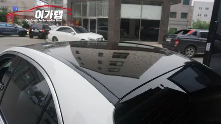 벤츠 C클래스 C220 루프스킨 에이버리블랙유광!! 화이트&블랙 의조합! 카본 스포일러 장착까지! 김포이가랩에서 ~ [김포랩핑][인천랩핑][일산랩핑][김포카스킨] / 경기 김포 통진