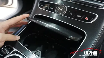 벤츠 E클래스 E220D 하이그로시 스크레치&지문자국을 없애다!3M1080 블랙브러쉬 실내랩핑 [김포랩핑][인천랩핑][일산랩핑][실내랩핑] 김포이가랩에서 !!! / 경기 김포 통진
